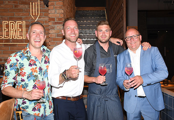 Gastgeber Sebastian Caputo, Wolfgang Wagner, Peter Janoske und Mario Virgolini sto&szlig;en auf DIE CUTLEREI in Berg am Laim, M&uuml;nchen an (&copy;Foto: Ingrid Grossmann(